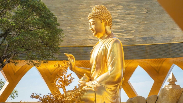バデン山のコナガマナ仏像の金色の色合いを「解読」