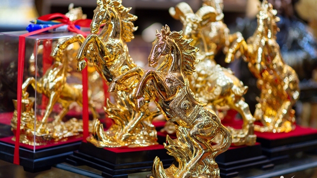 24K金メッキを施した精巧に作られた馬の置物は、午年の旧正月に顧客を