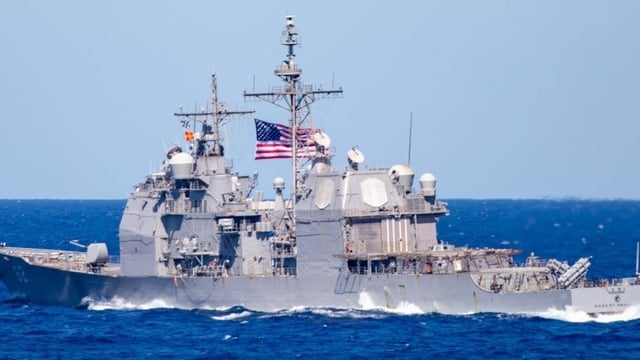 巡洋艦USSロバート・スモールズ（CG-62）には、米空母打撃群全体を護衛