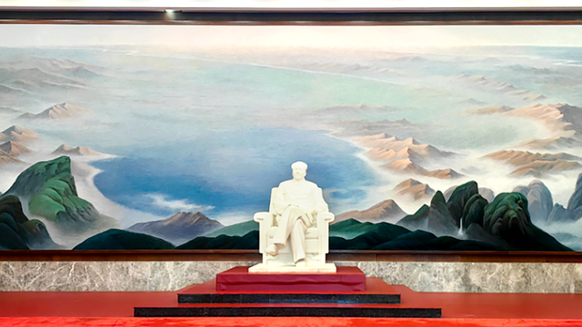 中国は、毛沢東元主席の没後50周年を記念する巨大壁画を修復した。