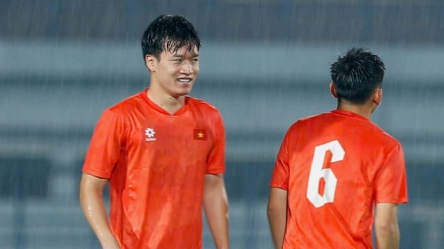 Hoàng Đức trở lại, tuyển Việt Nam dầm mưa tập luyện để đấu Thái Lan