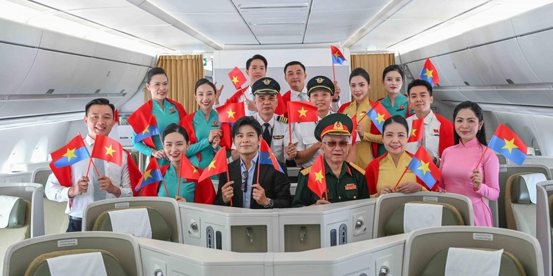 Společnost Vietnam Airlines zorganizovala speciální let u příležitosti 51. výročí osvobození jižního Vietnamu.
