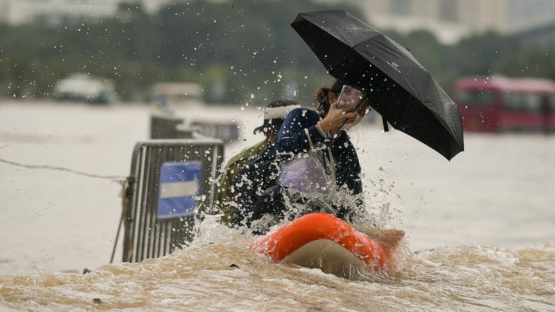 De regen viel met bakken uit de lucht, de straten veranderden in rivieren, de mensen van Hanoi brachten boten naar de straten
