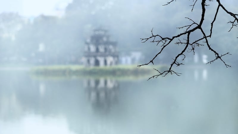 Sáng Thu bên Hồ Gươm, người Hà Nội chào nhau bằng ánh mắt, nụ cười