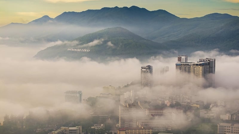 Esta manhã, a cidade litorânea de Quy Nhon estava com um aspecto "de sonho" envolta em névoa.