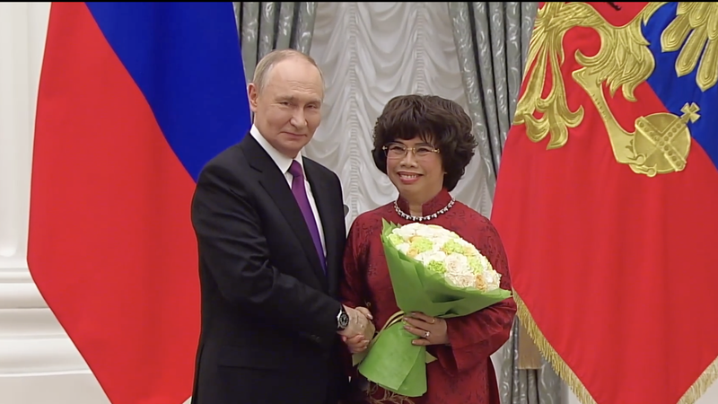 Anh hùng Lao động Thái Hương được Tổng thống Nga Vladimir Putin trực tiếp trao Huân chương Hữu nghị tại Điện Kremlin