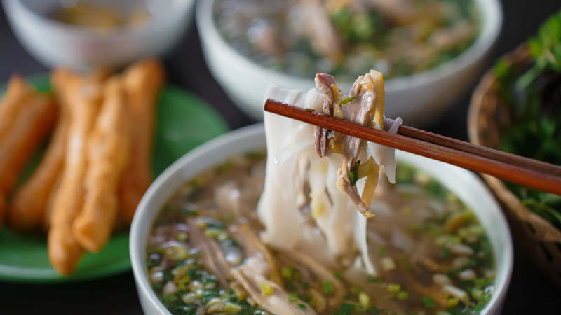 Pho 'flying' 100,000 VND/bowl causes controversy, still crowded with customers