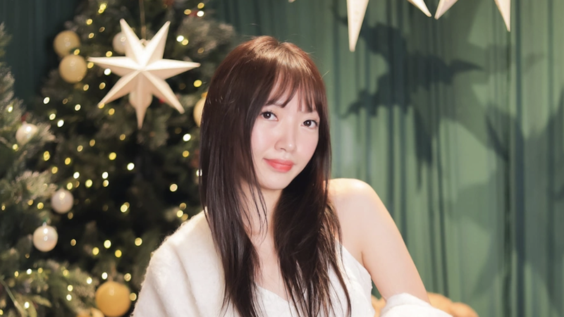 Hanoi-Mädchen kleiden sich wunderschön für die Weihnachtszeit