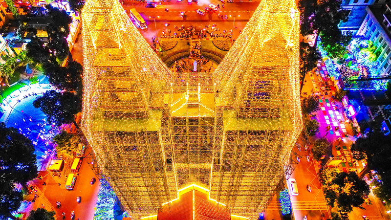 La cathédrale Notre-Dame de Hô Chi Minh-Ville est illuminée de mille feux pour accueillir Noël 2025.