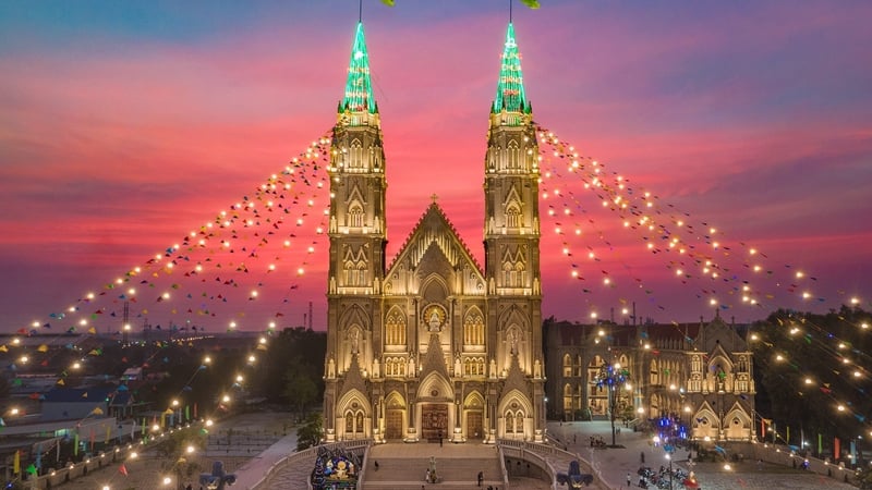 Gereja yang menakjubkan di Jalan Raya 51 itu diterangi lampu Natal, menarik perhatian setiap orang yang lewat.
