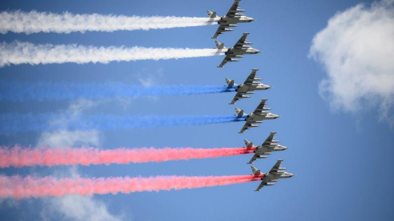 Sehen Sie sich den spektakulären Auftritt russischer Kampfjets zum 80. Jahrestag des Sieges an