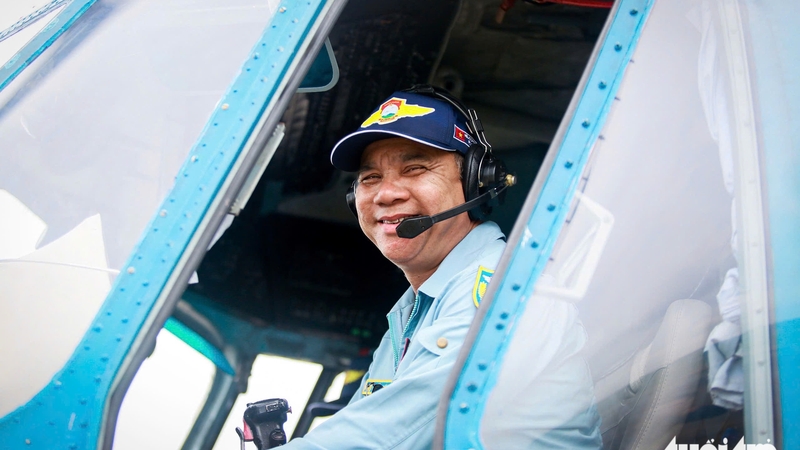 Pilot recounts the moment 'flying over the sea of ​​red flags on April 30, his heart trembled for the Fatherland'