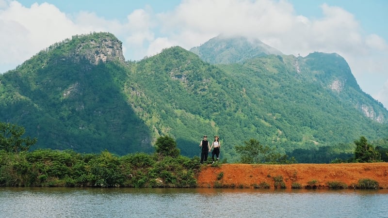 Cao nguyên cách Hà Nội 300km có biển mây, thác nước, khách rộn ràng reo vui