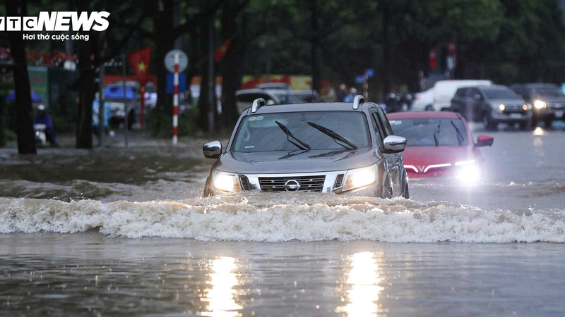 Giao thông Hà Nội hỗn loạn sau mưa lớn, tài xế bỏ ô tô trên đường ngập