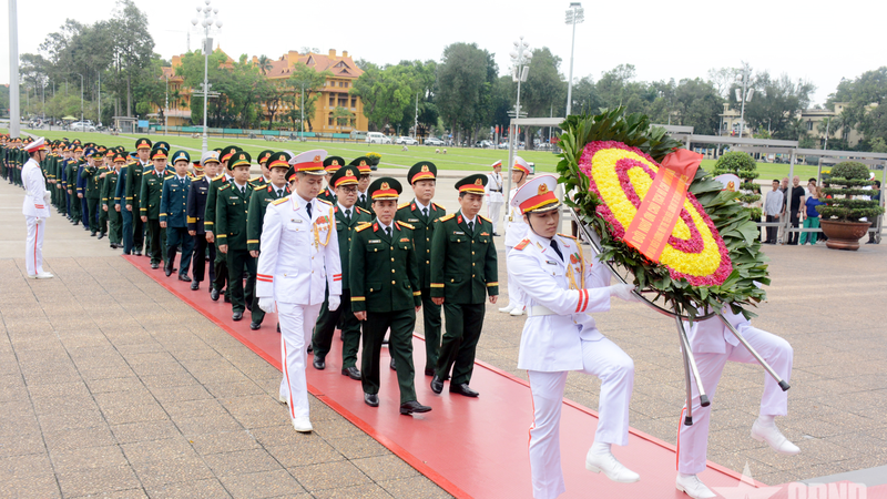 Đoàn đại biểu Gương mặt trẻ tiêu biểu toàn quân năm 2025 vào Lăng viếng Chủ tịch Hồ Chí Minh